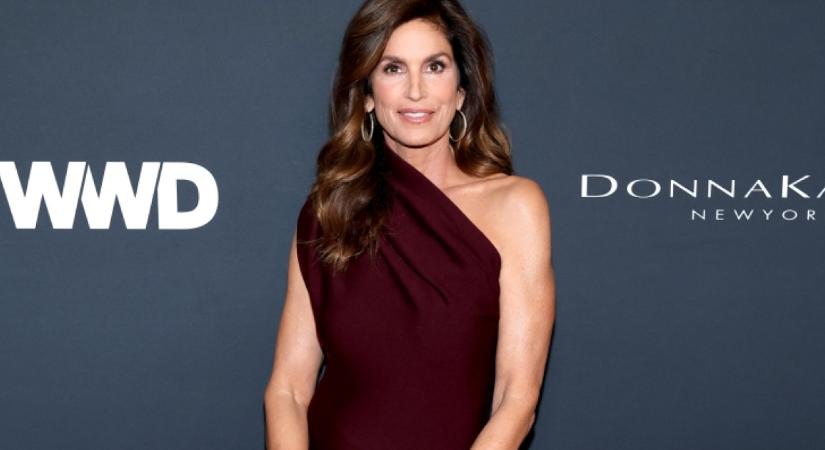 Cindy Crawford letarolta a vörös szőnyeget: testre simuló, félvállas burgundi ruhájában maga volt a tökély