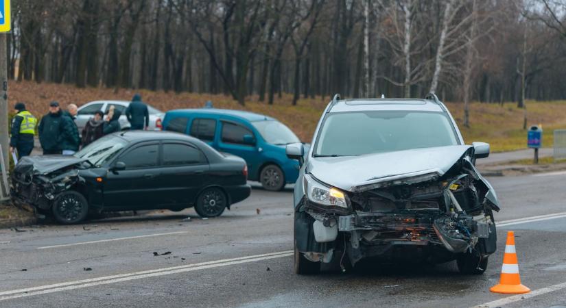 Teljes szélességében lezártak egy útszakaszt Szeged közelében, miután három jármű karambolozott
