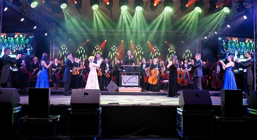 A Szolnoki Szimfonikusok megdolgoztatták az operetteseket az újévi gálakoncerten – galériával, videóval