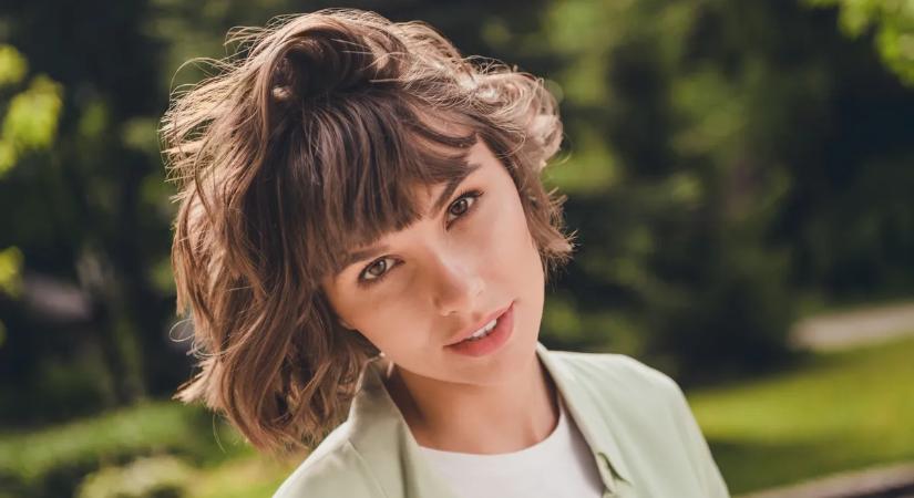 Újra hódít a pillangó bob: ez a frizura éveket fiatalít rajtad