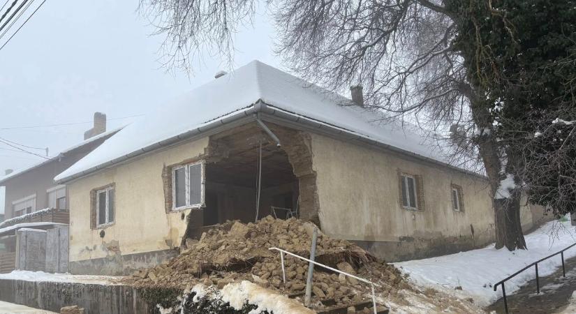 Az utcára dőlt egy ház fala Hőgyészen