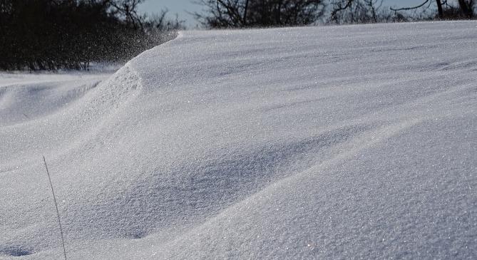 Hófúvások nehezítik a közlekedést