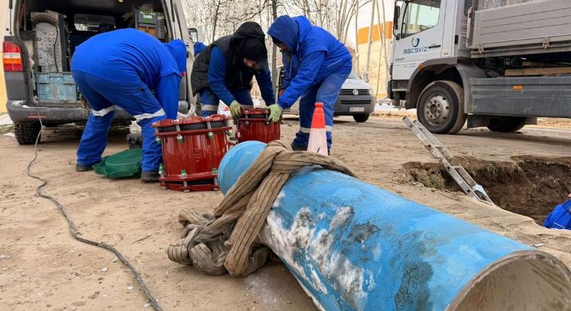Helyreállt a vízszolgáltatás a kecskeméti utcában, a forgalomkorlátozás érvényben marad