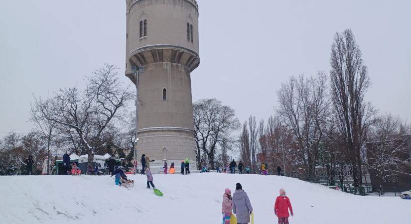 A Víztorony-domb, mint Komárom szánkó-paradicsoma – Képekkel
