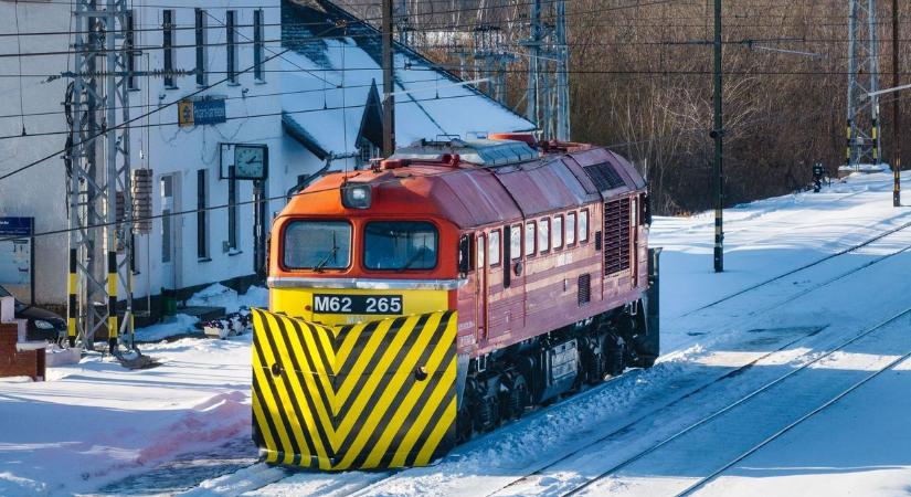 Súlyos gondokat okoz a fagy, a szél, a hófúvás – a MÁV harca az elemekkel