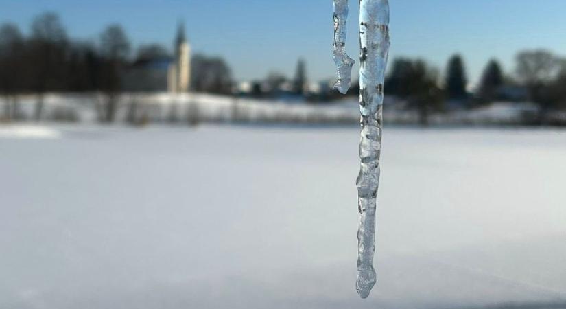 A befagyott pálos tó maga a csoda – Kabátot kapott a hód, takarót a krokodilok (képgaléria)