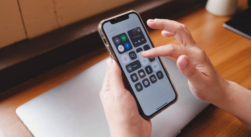 Három gombnyomással biztonságba kerül a mobilod, kapcsold ki ezeket a funkciókat!