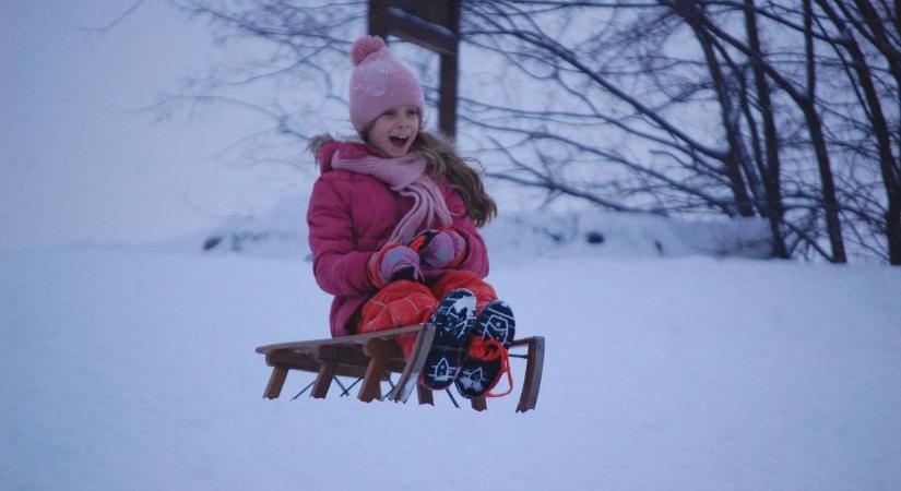 Amikor a hó összehozza a közösséget: szánkózás, forró tea és jókedv a Templomhalomnál – fotók, videó