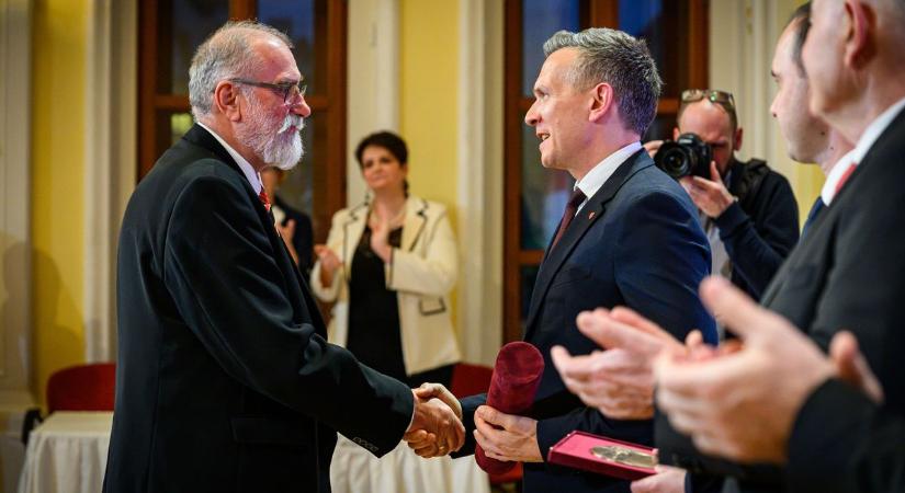 Nemcsak lakom, hanem élek is Sopronban - interjú Sopron díszpolgárával