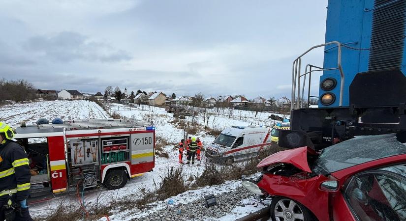 Két halálos áldozata van egy vasúti átjáróban történt balesetnek