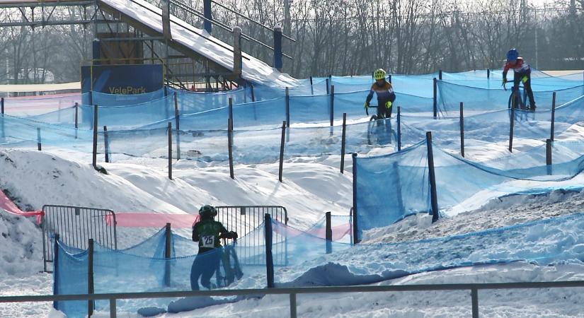 Száznál is több bringás versenyzett a mínuszokban Debrecenben