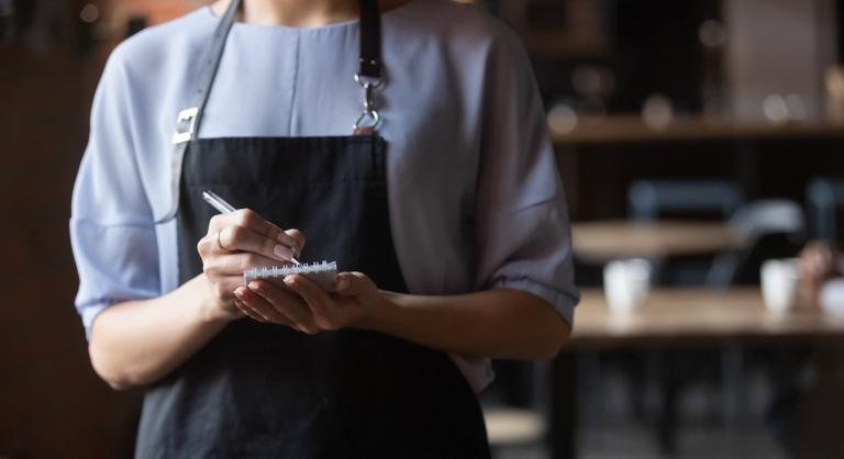 „25 eurós menü, pincérnővel együtt” – Óriás botrány tört ki egy tábla miatt Olaszországban