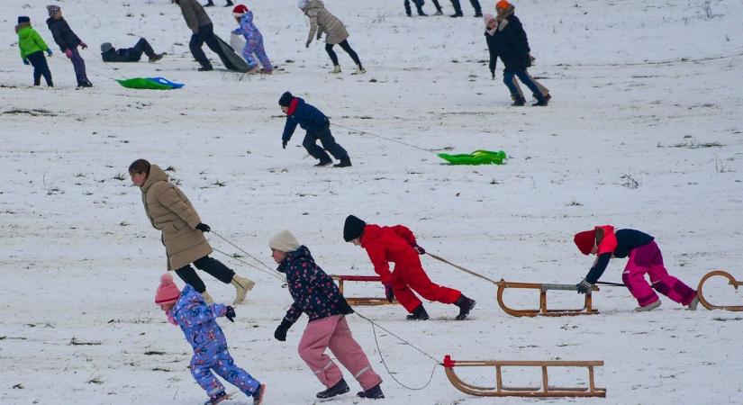 A tél örömei – több száz boldog család a Gébárti-tónál (galéria)