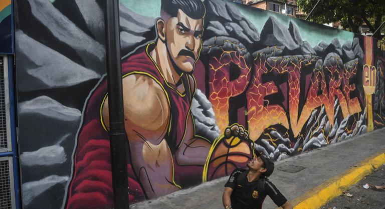 Remegtek az ablakok és a falak, hallották a fejük felett elszálló gépeket