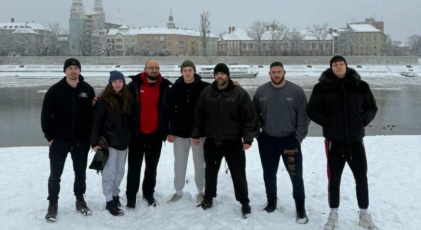 Fürdőruhában a jégtáblák között: sokkoló jégfürdőzés Szegeden – videóval
