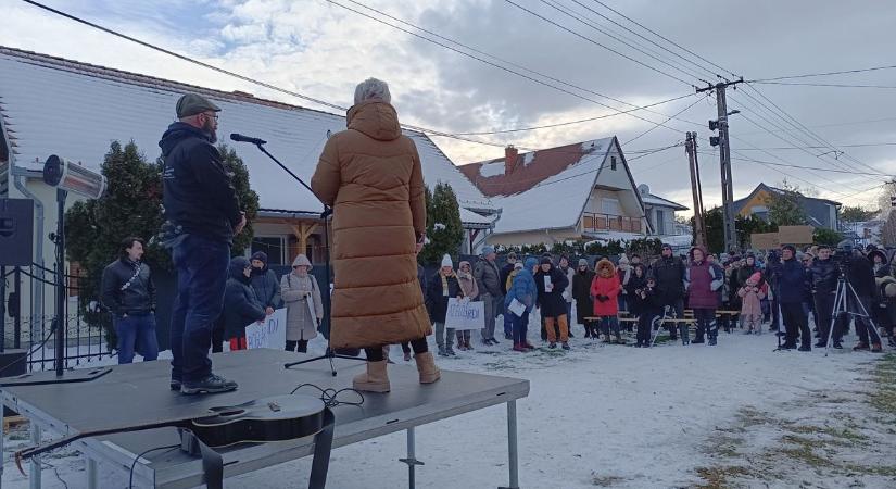 Több százan tüntettek a fagyban Fonyódon – nem kérnek a 99 lakásos Balaton-parti lakóparkból