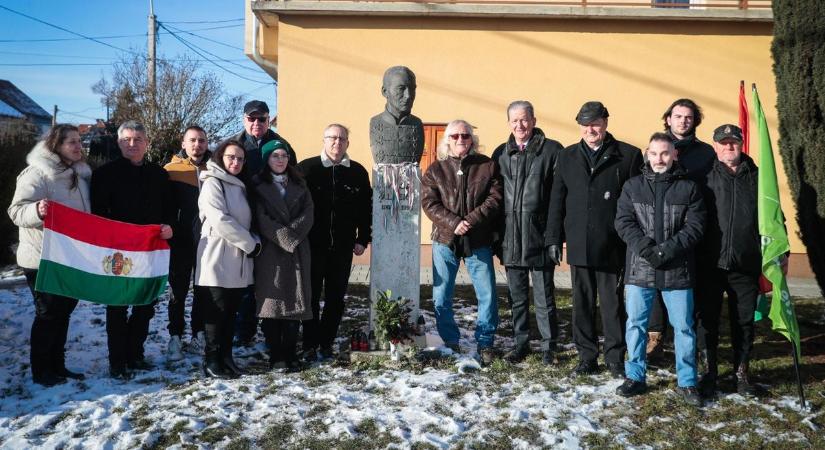 Dupla megemlékezés Wass Albert szombathelyi szobránál