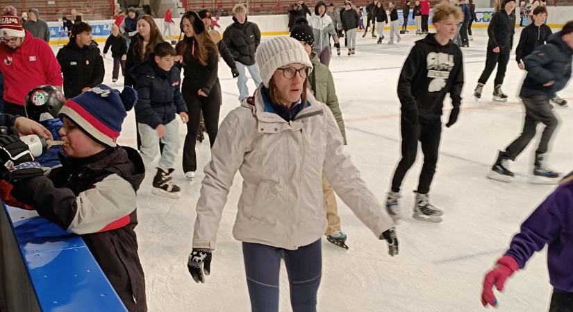 Már nagyon hiányzott, sokan húztak korcsolyát délután (videókkal, képgalériával)