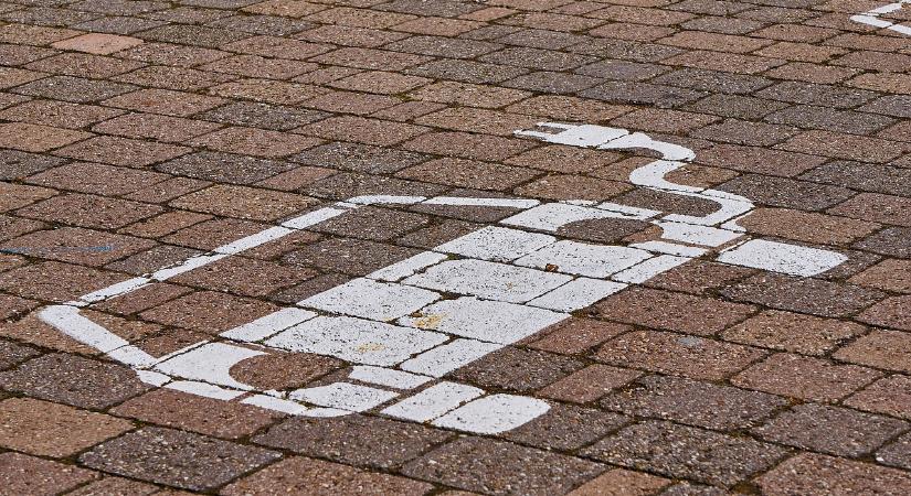 Megszűnő parkolási kedvezmények, itt a villanyautósok fontos listája