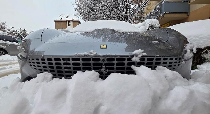 Egy Ferrari is behavazódott egy budapesti lakótelepen