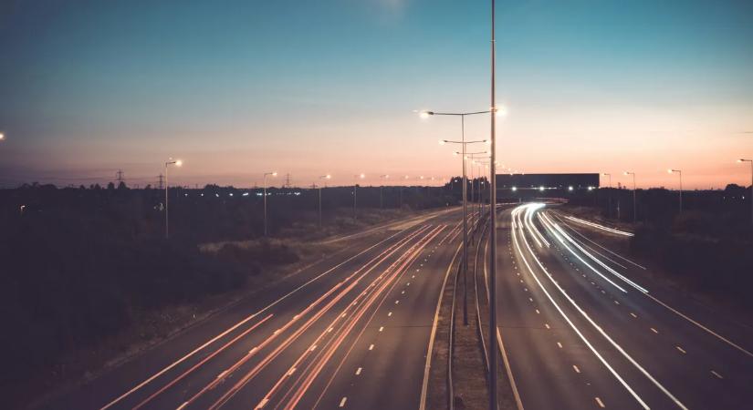 Eljött a vég a notórius gyorshajtók számára: itt a drón traffipax