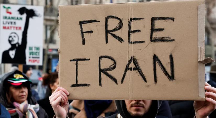 Irán tárgyalást javasol, az amerikai elnök továbbra is nagyon erős katonai lépésekkel fenyeget