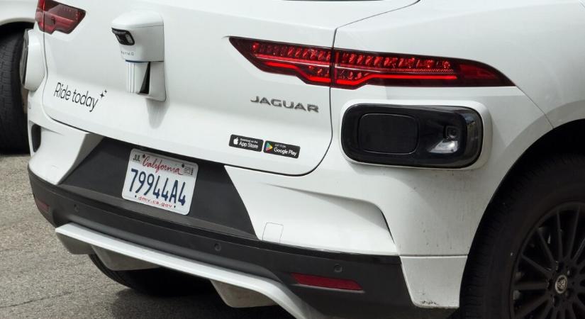 Sínekre hajtott egy önvezető taxi – menekülnie kellett az utasnak