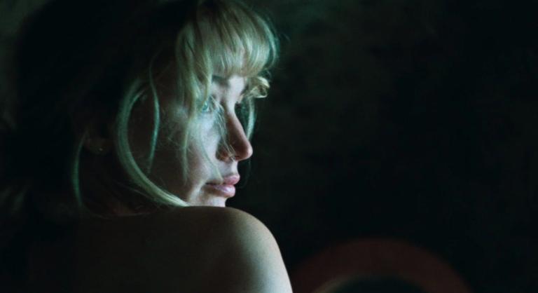 Jennifer Lawrence ledobja a textilt, és átadja magát az őrületnek