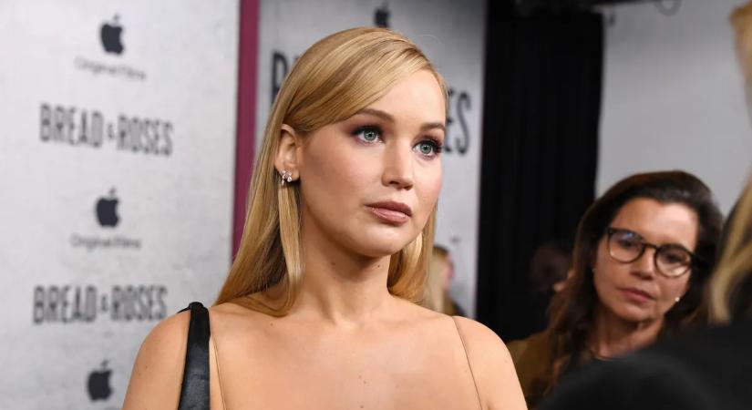 Úristen! Jennifer Lawrence meztelen ruhában sokkol a Golden Globe-on: mindenki csak őt akarja – Fotó
