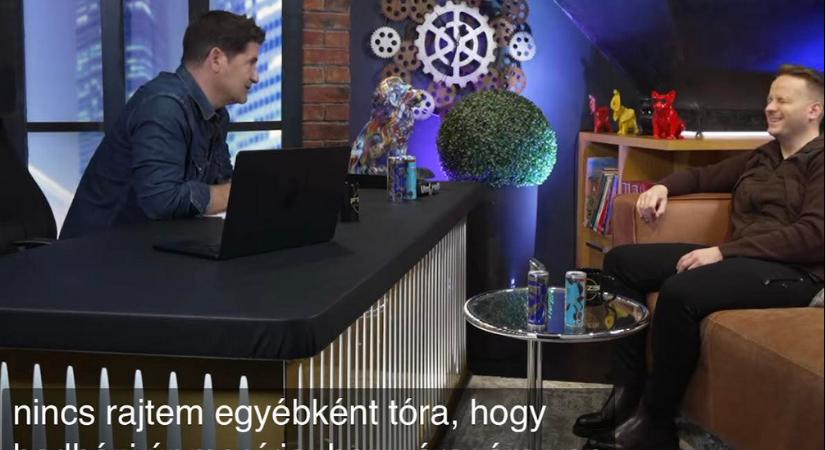 Hajdú Péter azon kesergett a műsorában Bohár Dánielnek, hogy az ember már fél hordani „egy-egy márkásabb ruhadarabot”