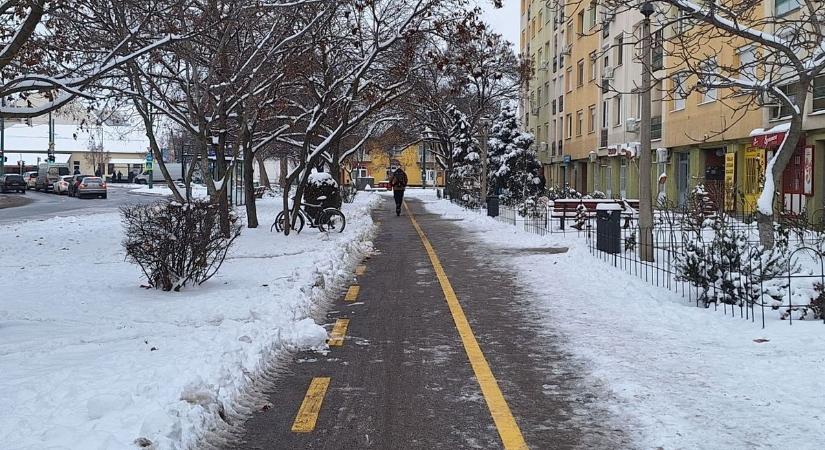 Komoly bírság járhat, ha jegesen marad a járda – de ki a felelős érte?