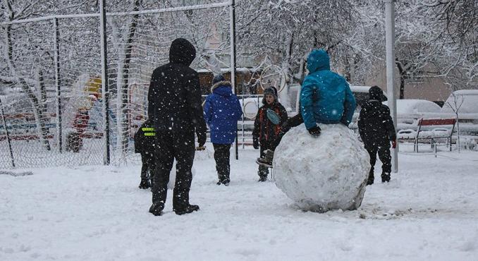 A hideg miatt sok iskolában korlátozzák az udvari szüneteket