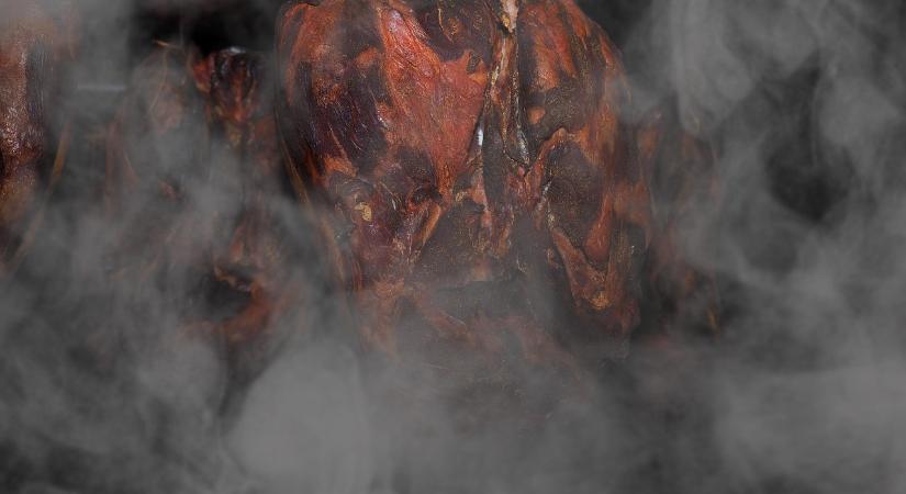 Füstölőkamrák mélyén – A megfelelő fa és a hideg, lassú füst a titok nyitja