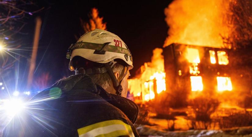 Újabb tűzeset Baranyában: lakóház alsó szintje kapott lángra Pécsen