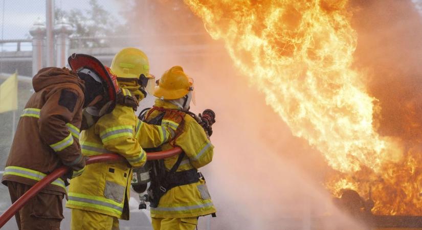 Hatalmas lángok Pécsváradon, több tűzoltó egység is a helyszínre érkezett