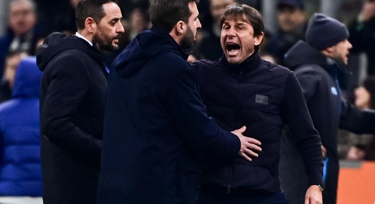 A Napoli kiállított edzője majdnem „megette” a bírót vacsorára a milánói rangadón