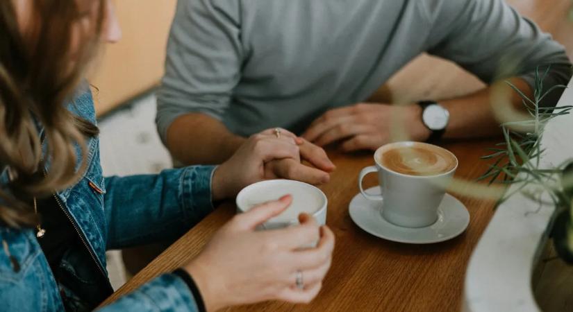 Leleplezte az étterem a hűtlen férjet, kártérítésért perel a férfi