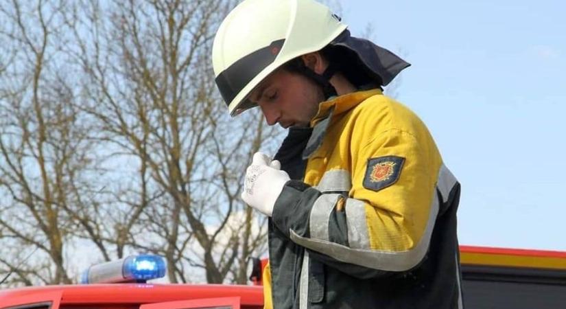 Hétköznapi hősök: a csákvári önkéntes tűzoltó, aki a hóban gyalogolva tűnt fel egy videón