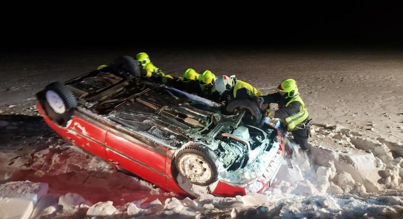 Árokba csúszott és felborult egy autó a 86-os főúton - fotók