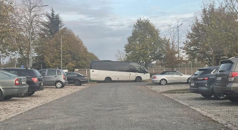 Leparkolt a parkolóban - ezért akartak méltatlansági eljárást kezdeményezni a sárvári fideszes önkormányzati képviselők Klimits István, ellenzéki képviselővel szemben