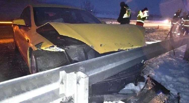 Busz és autó ütközött Jászberénynél, az utat teljesen lezárták