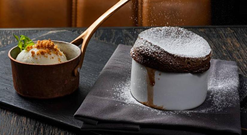 Varázslatos csokiszuflé 20 perc alatt: kívül szilárd, belül olvadt