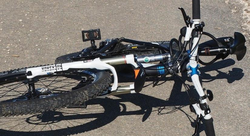 Kitessékeltek egy részeg férfit egy szentgotthárdi bárból, erre az két biciklit az útra dobott