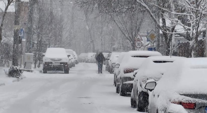 A rossz idő miatt hétfőn több iskolában online zajlik az oktatás, háromban szünetel