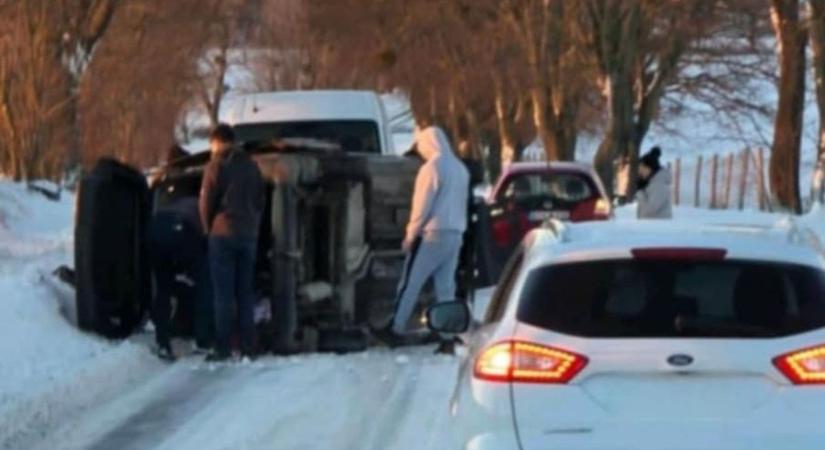 Baleset történt Csákvár térségében, csúnyán felborult egy autó (helyszíni fotó)