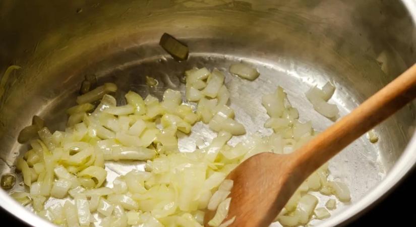 Gordon Ramsay titkos trükkje: ezzel a szerrel búcsút inthetsz a hagymaszagnak
