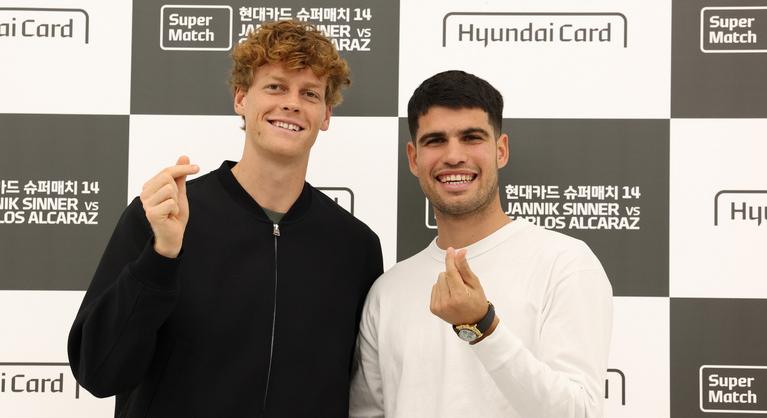 Néhány órával szöuli gálameccsük után Carlos Alcaraz és Jannik Sinner megérkezett Melbourne-be