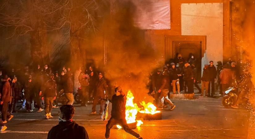 Már több mint 500 áldozata lehet az iráni tüntetéseknek, Trump azt állítja, „nagyon erős” katonai fellépést fontolgat