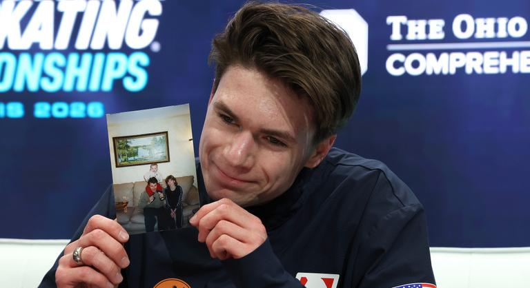 Légibalesetben elhunyt szülei fotóját csókolgatva jutott ki az olimpiára az ifjú műkorcsolyázó