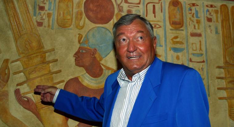 90 évesen meghalt Erich von Däniken, az ősi űrhajós elméletek legismertebb alakja